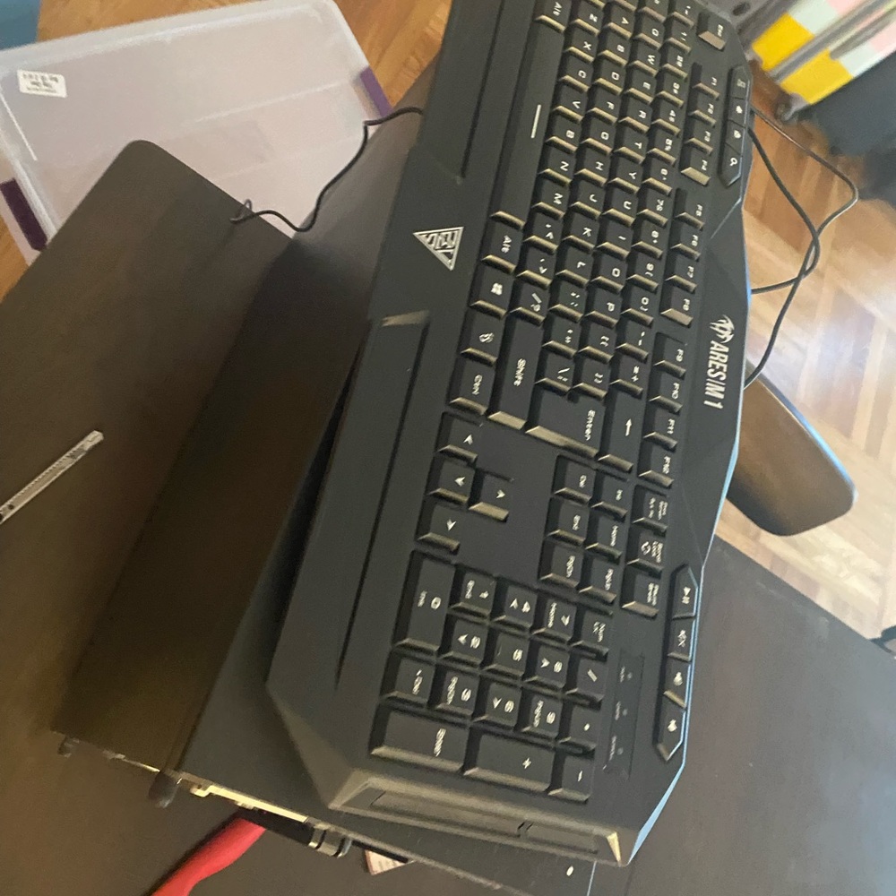 Computer desktop and keyboard - Picture 2 of 6